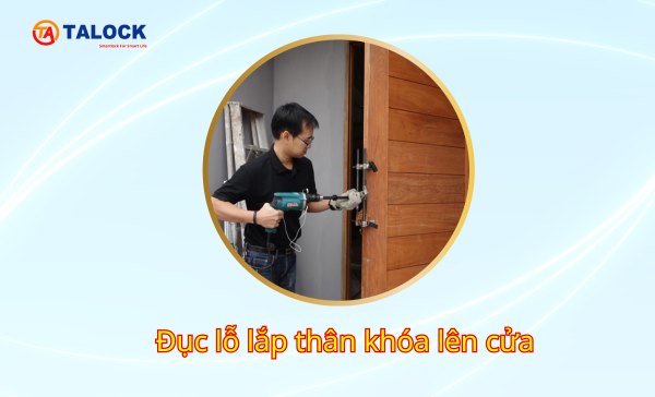 Định vị vị trí và tiến hành khoan lỗ lắp đặt thân khóa lên cánh cửa bằng dụng cụ chuyên dụng