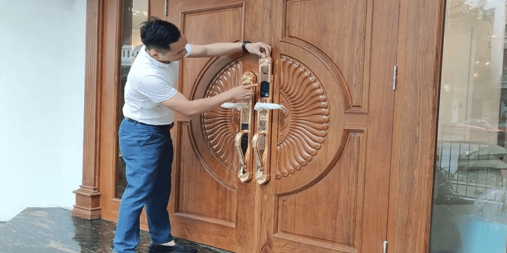 Khóa cửa vân tay thông minh cho người già